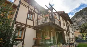 Hotel Rural en Las Cascadas de Tobera - Image 4