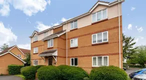 2Bedroom Apt in Egham with Free Parking - Image 4