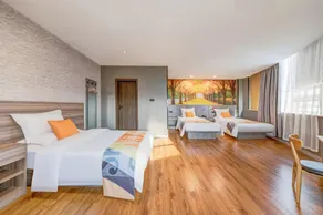 Shell Hotel Shandong Linyi High-Speed Railway Station - Image 2
