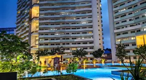 Cozy Oasis, Mountain + Skyline View, Free Pool - Image 2