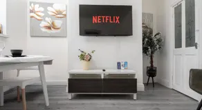 Stylish 3BD Home Contractors Long Stays Sleeps 8 WiFi Garden Parking - Image 3