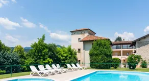 Modern Apartment in Salò with Swimming Pool - Image 2