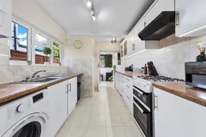 Homely 3BR Watford|Office & Garden|10 min to Tube - Image 3