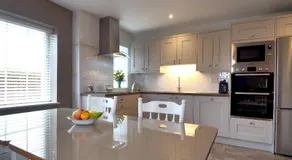 Hillcrest Luxury Apartment - Image 3