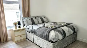 The Regent's Retreat - Modern 4-Bedroom Home - Image 2