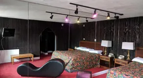 Skylark Motel - Image 2