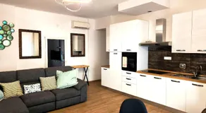 Appartamento "Laghetto 1" con tre camere e bagni privati cucina in condivisione - Image 2