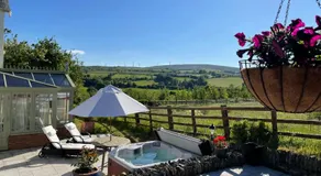 Rustic Chalet Superking bed Free Sauna Jacuzzi Spa Wifi Netflix Parking - Image 2