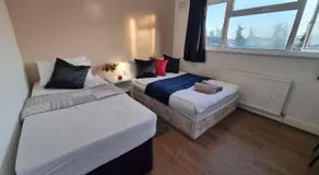 Cheerful 4/5 bed house - Heathrow - Image 2