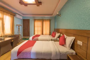 OYO 611 Hotel Everest Regency - Image 2