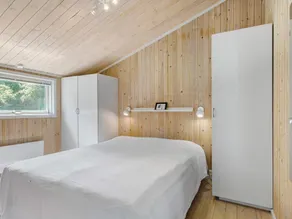 Holiday home with spacious garden - Image 2