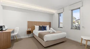 Modern 2 Bed Apartment with BBQ - 6 Min walk to beach - Image 2