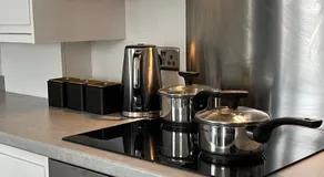 Aylesbury Apartment Contractors & Holiday Stays Free Parking - Image 1