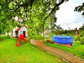 Large holiday home with a beautiful garden - Image 4