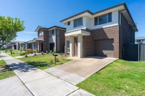 Spacious 4-Bedroom Home Near University & Shops - Image 5