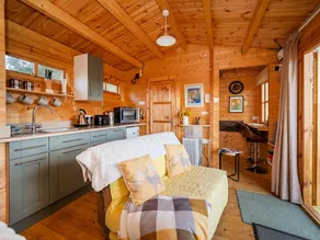 Pet-friendly chalet in Surlingham, No deposit - Image 4
