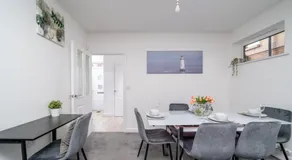 Modern Six Bed House With Private Garden, Balcony & Parking in Dartford Near Bluewater & Transport Links, Ideal for Families, Contractors and Long Stays - Image 5