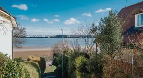 Large 6 bedroom all ensuite 2 with kitchenettes in Birkenhead Free Parking and Wifi Hosted by By Hinkley Homes Short Lets & Serviced Accommodation - Image 3