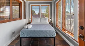 Huge Downtown Retreat with Free Parking - Image 2