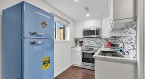 Modern 1 Bedroom + Den in Cambridge - Image 3