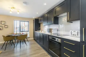 Elliot Oliver - Luxurious Two Bedroom Apartment With Parking - Image 3
