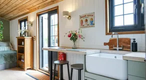Luxury Shepherd Hut with Private Hot Tub - Image 4