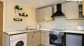 Spacious 1bed - 2 Floors - Located on the River Side and close to Town Centre - Free Parking - Image 5