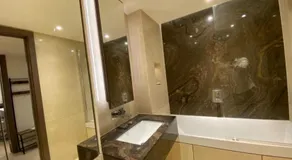 Luxury home in Chelsea - Image 2