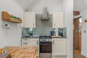 The Nook, 1 Bedroom Cottage with Indoor Fireplace - Image 3