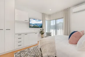 Gorgeous 3-Bed House with Spacious Shared Backyard - Image 5