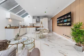Elegant Oasis - 2 Bed - Garden - 65 inch TV & Netflix - Image 3