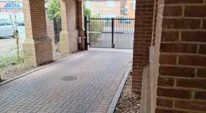 Cosy Gated Room with Free Secure Parking Private Bathroom - Image 4