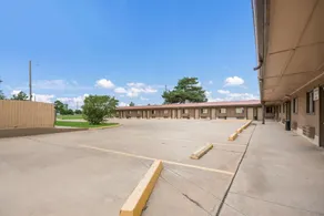 Americas Best Value Inn Woodward at 8th St - Image 4