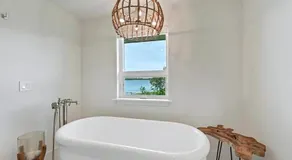 Van Laanen Lake House Scenic Green Bay Escape with Luxury & Bay Views - Image 3