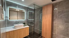 Executive 4BR 3Bath Entire Apartment in Heart of the City & Parking - Image 2