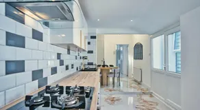 AV MODERN HOMES-House for 7 Guests near City Centre - Image 4