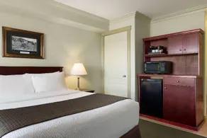 DAYS INN & SUITES WHITECOURT - Image 4