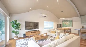 Spacious Coastal Retreat 5 Bdr - Image 2