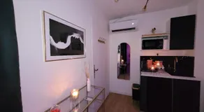 Nuit d'évasion love room avec baignoire balnéo et jardin avec spa - Image 4