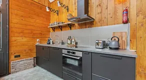 Uniek houten huis nabij bos en plassen - Image 5
