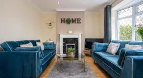 Stylish Three Bedroom Property With Parking - Image 4