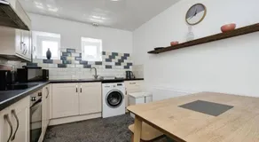 3- Bedroom modern,spacious apartment-Devon - Image 3