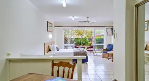 Cairns Queenslander Hotel & Apartments - Image 4