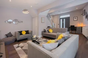 Delightful & Classy 3BR Home by D3 Short Stay Sleeps 9 Parking & Wi-Fi - Image 2