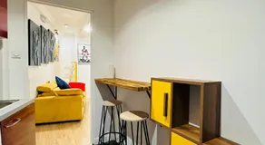 POP appART Appartement Artiste configuré en Galerie dArt à 200 m du centre ville avec Climatisation et Parking privé et securisé gratuit dans copropriété - Image 2