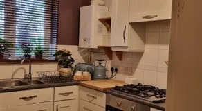 Spacious Studio, Free Street Parking, West Molesey, KT8 - Image 2