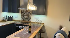 New city flat, 3 x double bed en-suite bedrooms, private kitchen & lounge, free private parking & own workspaces - Image 4
