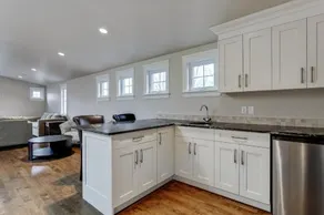 Upscale detached house - Image 1