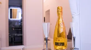 Royal Rooms Luxury Suite - Image 4