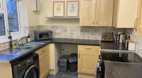 Cosy Town Centre House near M6 & park & parking - Image 3